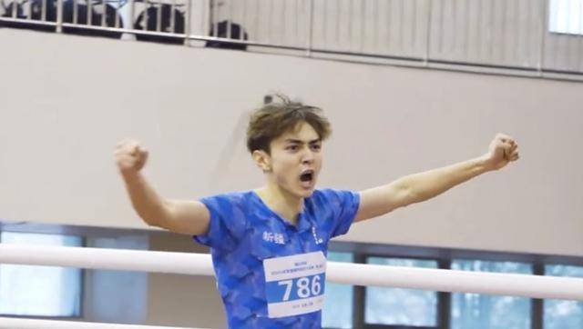 中心官方网站TheShy重返赛场，刷新纪录首场状态出色，FPX观众沸腾！的简单介绍